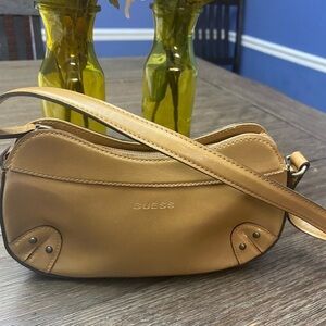 Guess women handbag faux leather
Paisley print on the inside